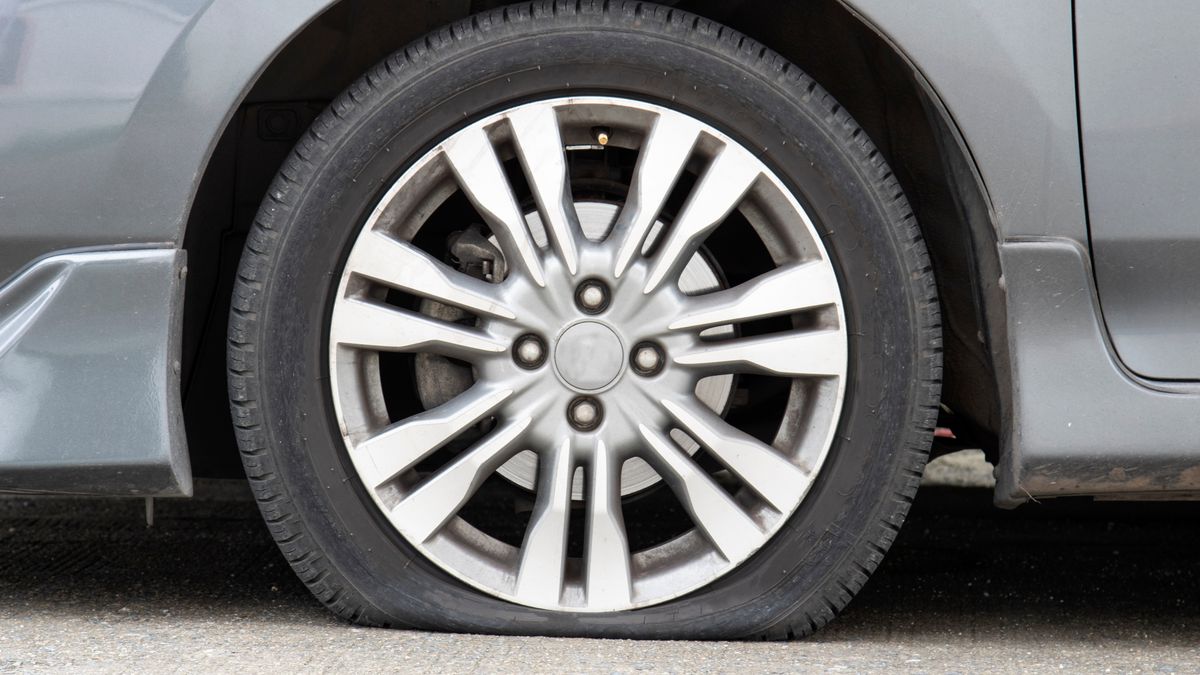 Aktivisté vypustili pneumatiky majitelům SUV. Jděte pěšky, vzkázali